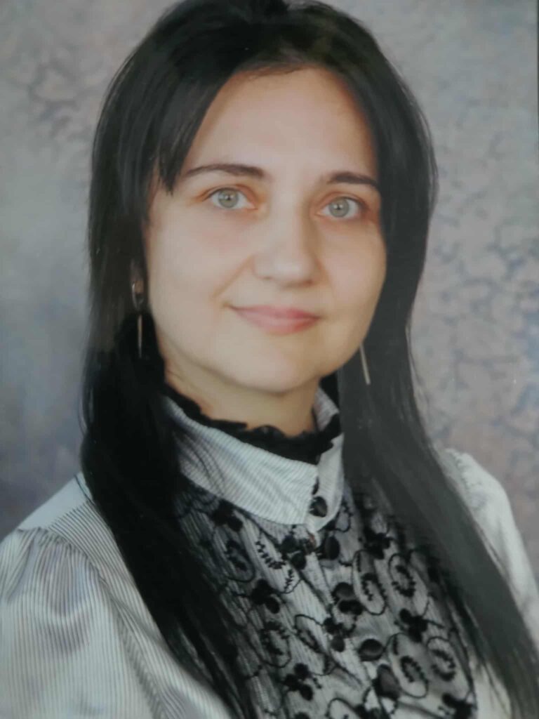 Ràcz Katalin szakkörvezető (angol)